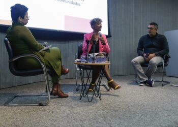 Dorothy Tucker, center, president of the National Association of Black Journalists and investigative reporter with WBBM in Chicago, speaks during the ABRAJI journalism conference in Brazil that took place in June and July. Photo credit: ABRAJI