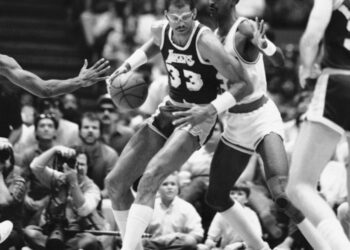 Retired Los Angeles Laker Kareem Abdul-Jabbar (number 33) and the Houston Rockets' Ralph Sampson as Abdul-Jabbar moves for a basket in the first period of the Western Conference playoffs of the NBA in Houston on Friday, May 16, 1986. Photo credit: The Associated Press