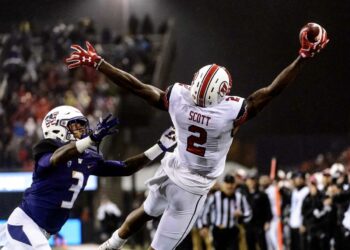 Utah Utes' wide receiver Kenneth Scott (2) reaches out for a one-handed grab as the University of Utah faces the University of Washington, NCAA football at Husky Stadium in Seattle, Saturday November 7, 2015. Defending is Washington Huskies defensive back Darren Gardenhire (3). Photo credit: Trent Nelson, The Salt Lake Tribune via Kenneth Scott