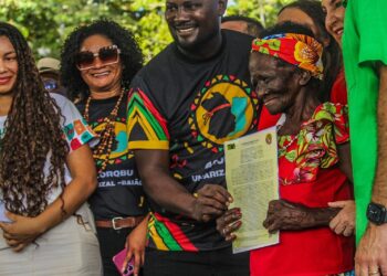 Daniele Bendelac (far left) stands with her family and community members as Umarizal quilombo receives its land title in a ceremony on Nov. 17, 2025, in Umarizal, Brazil. Photo credit: Malungu