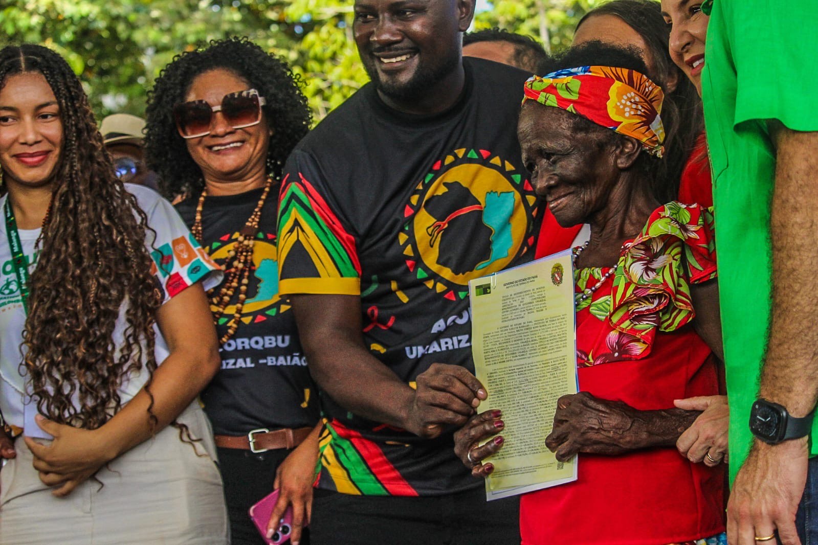 Daniele Bendelac (far left) stands with her family and community members as Umarizal quilombo receives its land title in a ceremony on Nov. 17, 2025, in Umarizal, Brazil. Photo credit: Malungu
